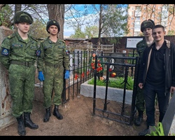 Курсанты кафедры ВКС Военного учебного центра ЮФУ приняли участие в уборке территории, где захоронены боевые офицеры
